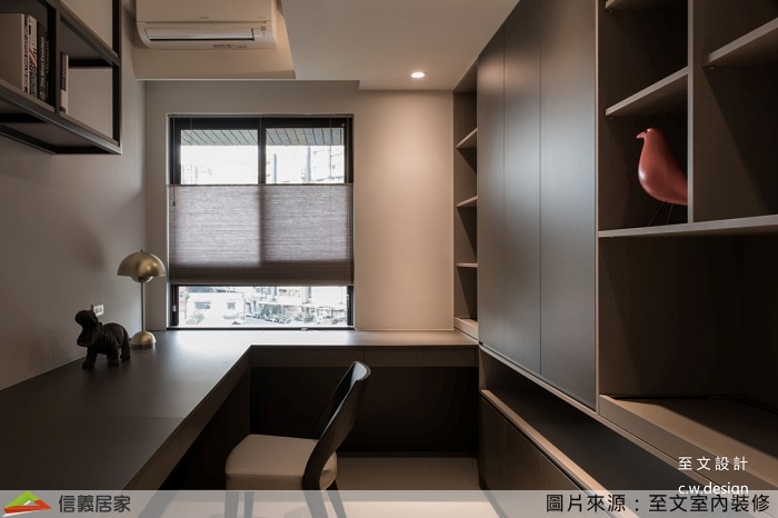 ,整面收納書櫃結合設備櫃,書桌上方設計吊櫃直接延伸至天花板,