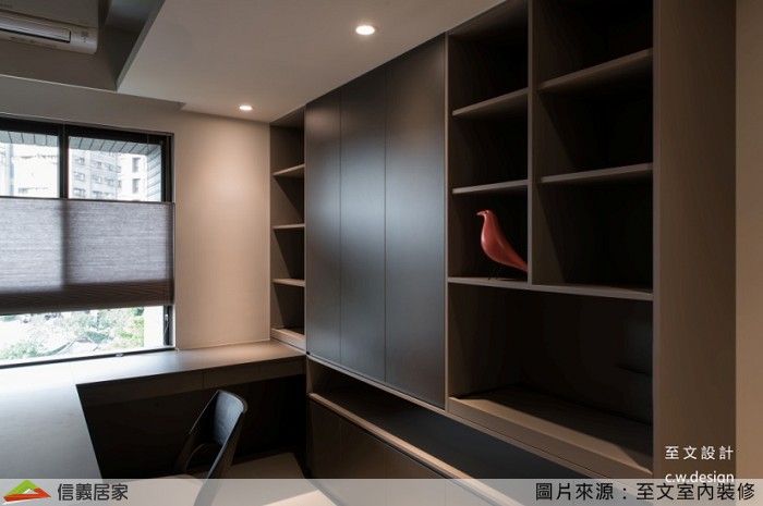 ,整面收納書櫃結合設備櫃,書桌上方設計吊櫃直接延伸至天花板,
