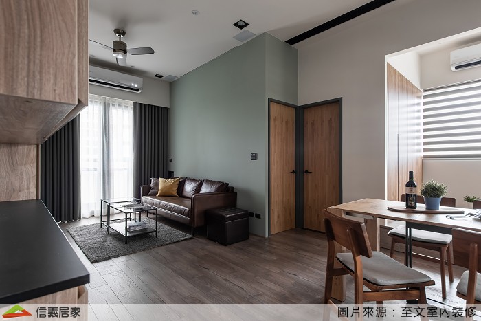 客廳電視牆設計灰色特殊漆,加上區隔玄關與客餐廳的鐵件門