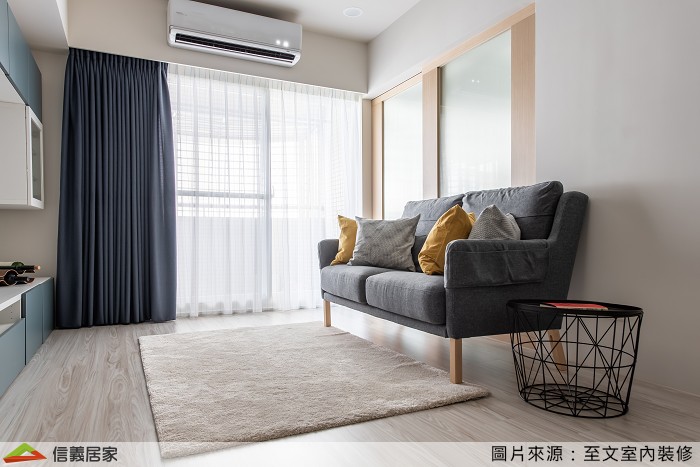 主臥採用大片造型拉門,裝飾沙發背牆外,也能從窗戶引進更多光線進入公共區域,